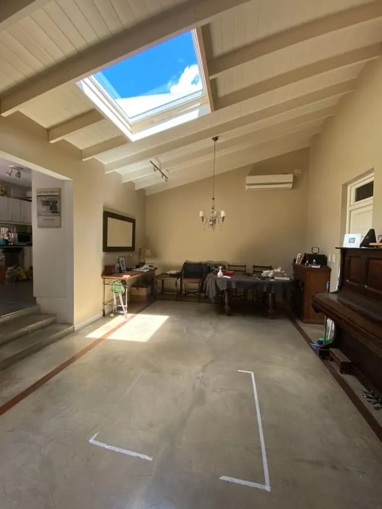 Después: living con ventana de techo VELUX instalada en Pilar