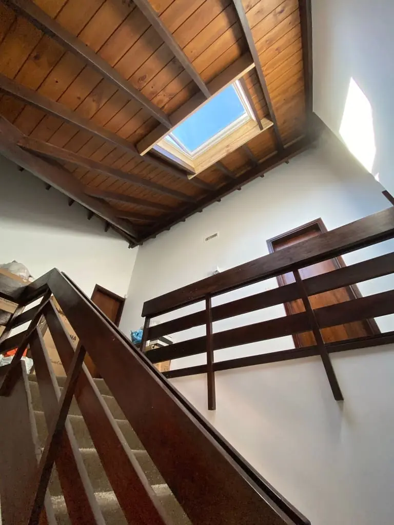 Después: escalera con ventana de techo VELUX instalada en Nordelta